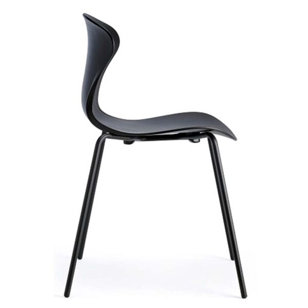 vista lateral silla Surf estructura cuatro patas negra asiento y respaldo negro, sin brazos.