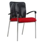 Vista silla cuatro patas modelo Capital con brazos, respaldo malla negra, asiento tapizado rojo