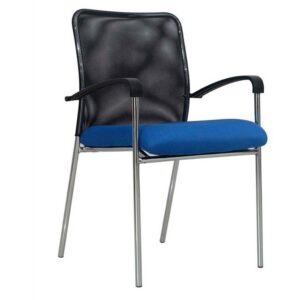 Vista silla cuatro patas modelo Capital con brazos, respaldo malla negra, asiento tapizado azul