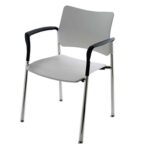 Vista frontal de silla 4 patas Urban con brazos. Estructura cromada. Asiento y respaldo plastico blanco.