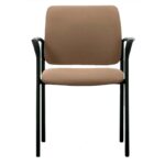 Vista frontal del silla modelo urban estructura negra con brazos, asiento y respaldo tapizado camel