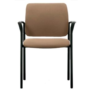 Vista frontal del silla modelo urban estructura negra con brazos, asiento y respaldo tapizado camel