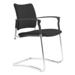 Vista ángulo de silla patín Urban con brazos. Estructura cromada. Asiento y respaldo tapizado negro