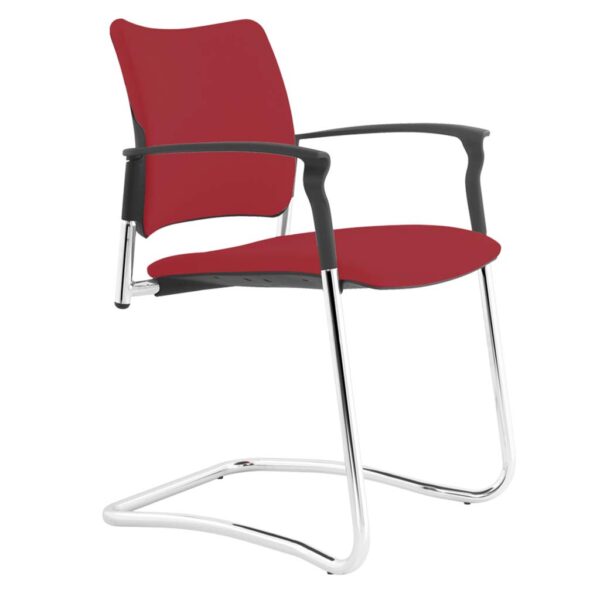Vista ángulo de silla patín Urban con brazos. Estructura cromada. Asiento y respaldo tapizado granate
