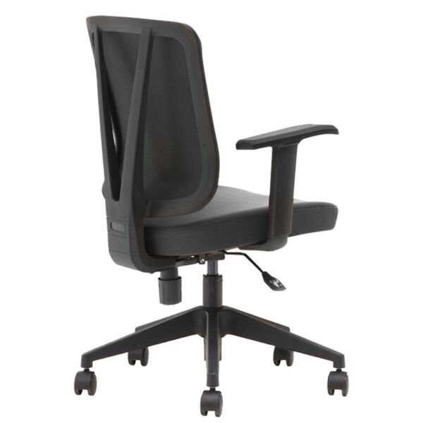 Vista trasera con detalle silla Arnoia tapizada.