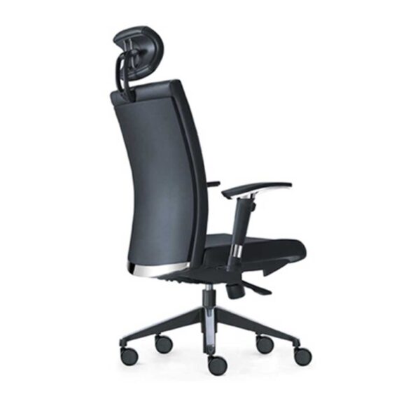 detalle de la parte posterior del respaldo en polipropileno del sillon Star giratorio respaldo alto con reposacabezas, brazo aluminio asiento respaldo tapizado simil piel