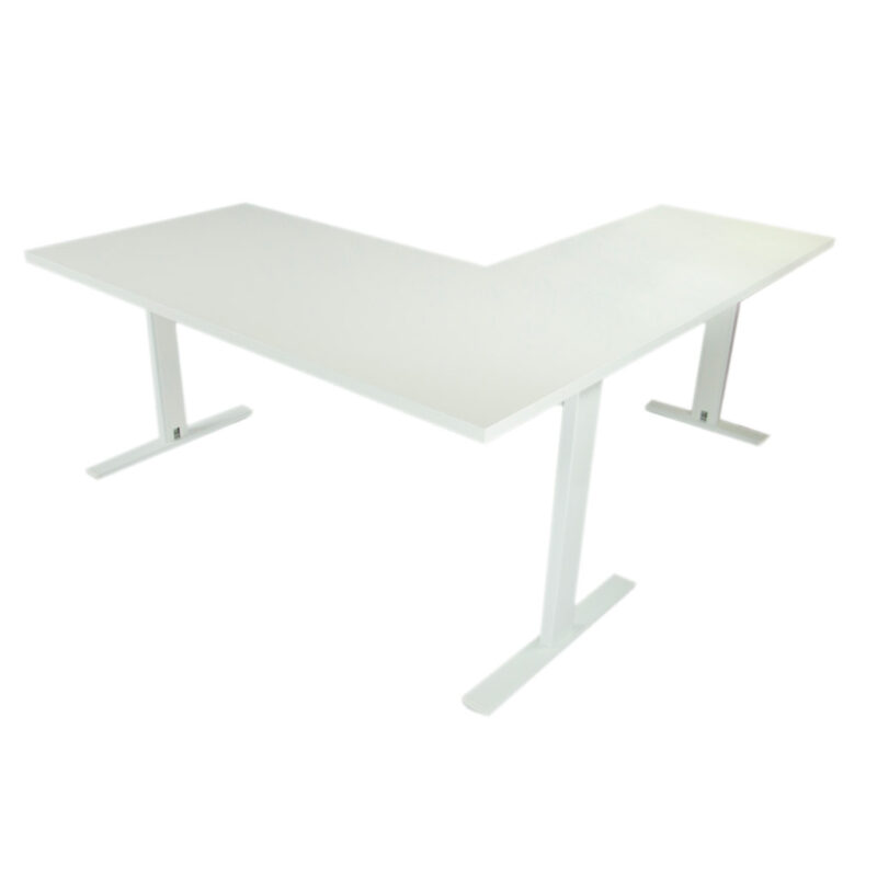 Mesa de oficina con ala, estructura blanca y tapa blanca.