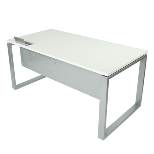 Detalle de mesa level cerrada estructura gris plata tapa blanca con top access