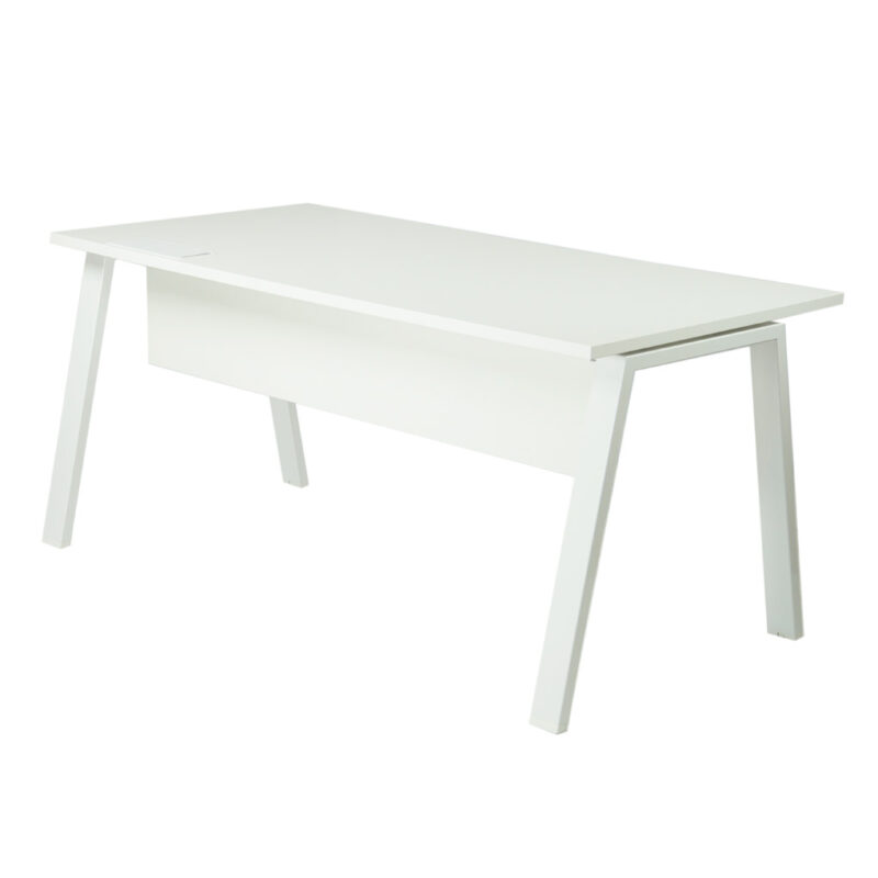 Mesa atlántica estructura blanca inclinada tapa blanca y faldón laminado blanco.