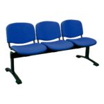 Bancada de tres plazas Futsi asientos tapizados en azul vivo, estructura negra