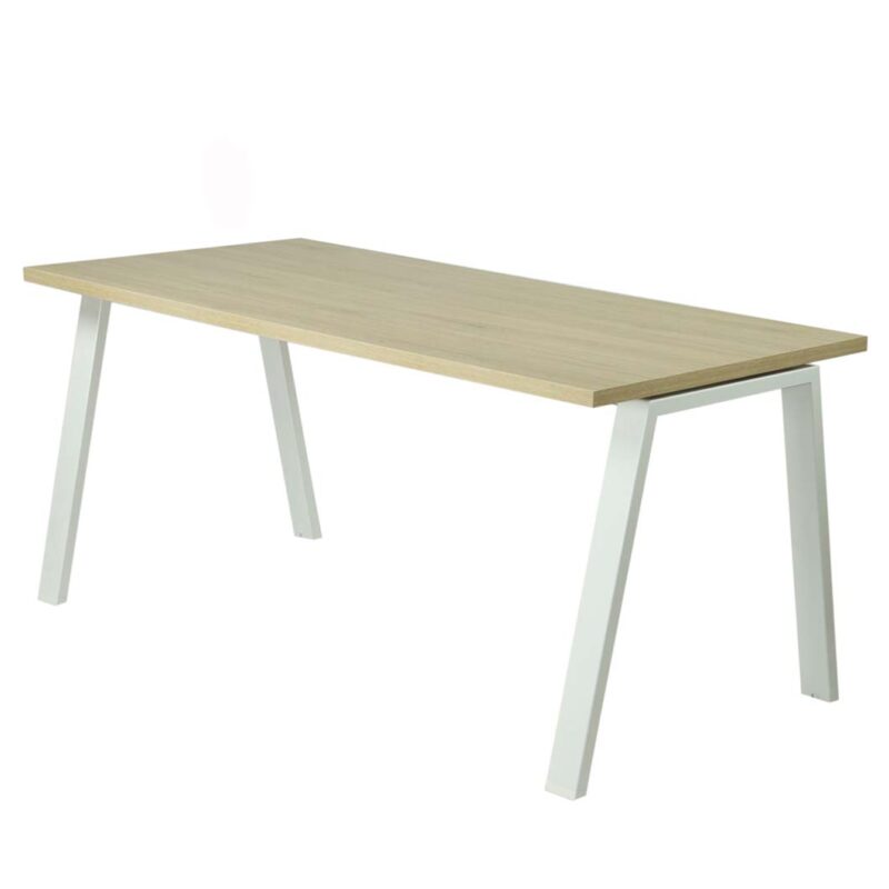 mesa operativa con patas inclinadas
