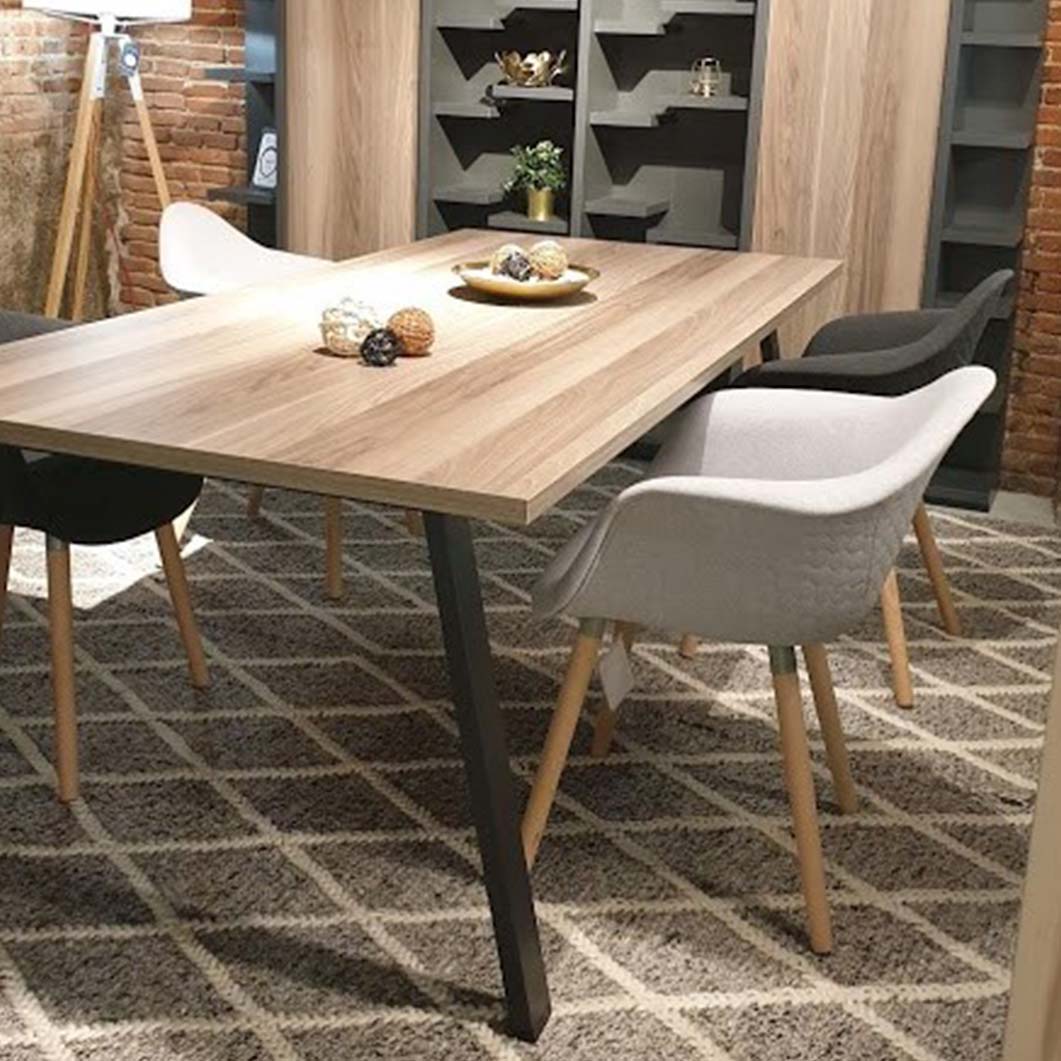 Mesa de centro con patas de acero con forma de cruceta