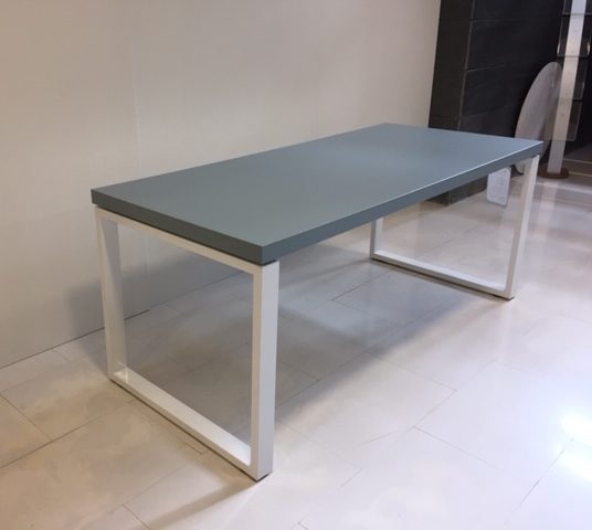 Mesa de trabajo de acero, Resistente y versátil, Color antracita, Disponible en diferentes medidas