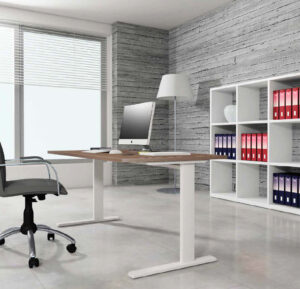 Silla y mesa de escritorio a la altura correcta en una oficina minimalista
