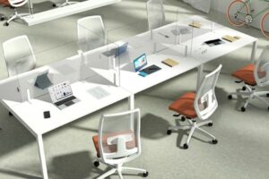 Sillas de escritorio sin brazos compartiendo espacio en la misma mesa de trabajo