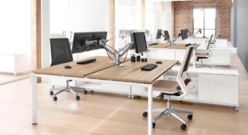 oficina-con-sillas-escritorio-sin-brazos Oficina minimalista equipada con sillas de escritorio sin brazos