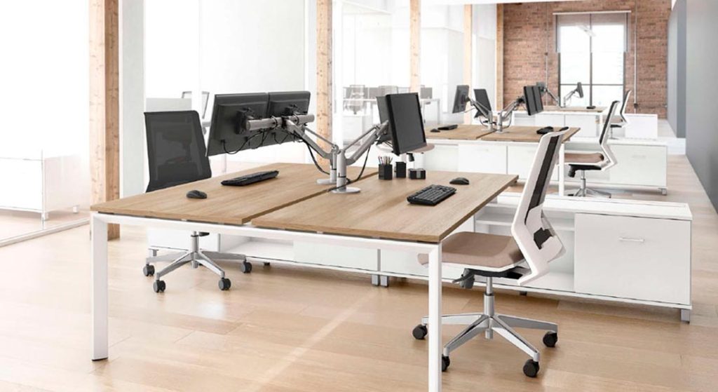 Oficina minimalista equipada con sillas de escritorio sin brazos