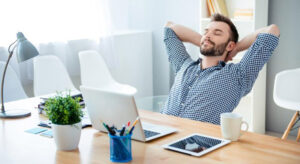 Trabajador estirando la espalda durante una pausa activa