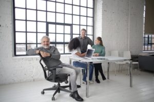 Grupo de oficinistas descansando, antes o después de una pausa activa