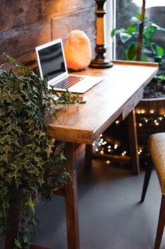 Zona de teletrabajo iluminada con una lámpara de escritorio