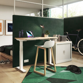 Mesa alta elevable con taburete para trabajar con el ordenador