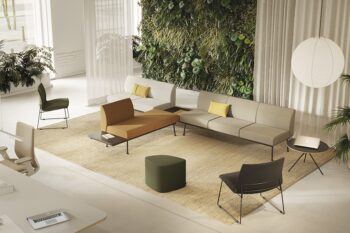 Espacio multifuncional que se puede utilizar como recepción o zona de descanso