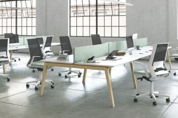 Mesa estilo bench con varios puestos homologada con la norma UNE-EN 527