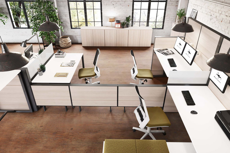 Distribución de una oficina con puestos individuales con separaciones de madera