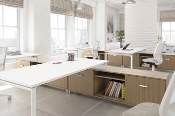 Espacio de trabajo minimalista con mesas bien organizadas
