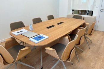 Sala de reuniones con una mesa organizada y de aspecto profesional