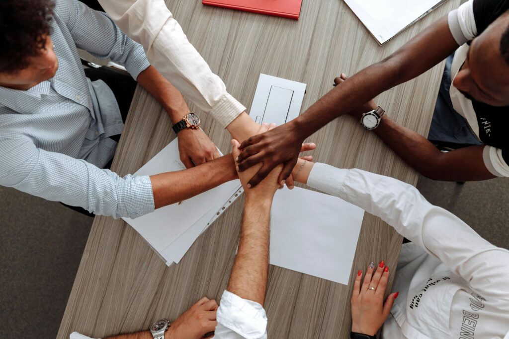 Grupo de trabajadores trabajando en equipo y mejorando su productividad