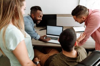 Equipo de trabajadores con un ambiente laboral positivo perfecto para mejorar la productividad