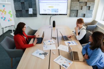 Grupo trabajando en una sala de reuniones de forma colaborativa, una forma de promover la productividad
