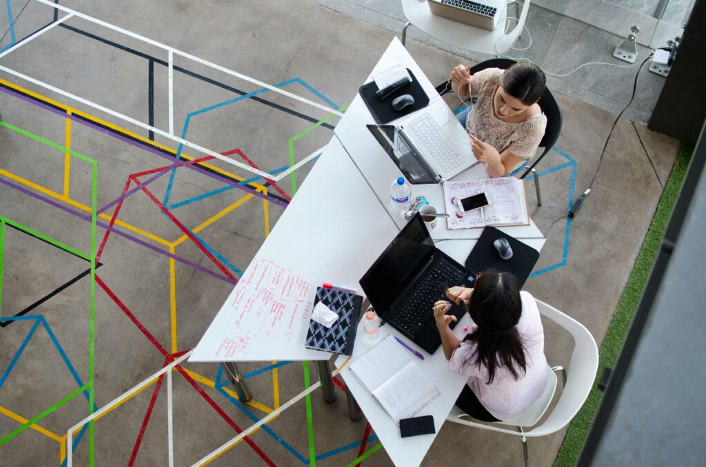 Trabajadoras en una oficina sentadas en su puesto