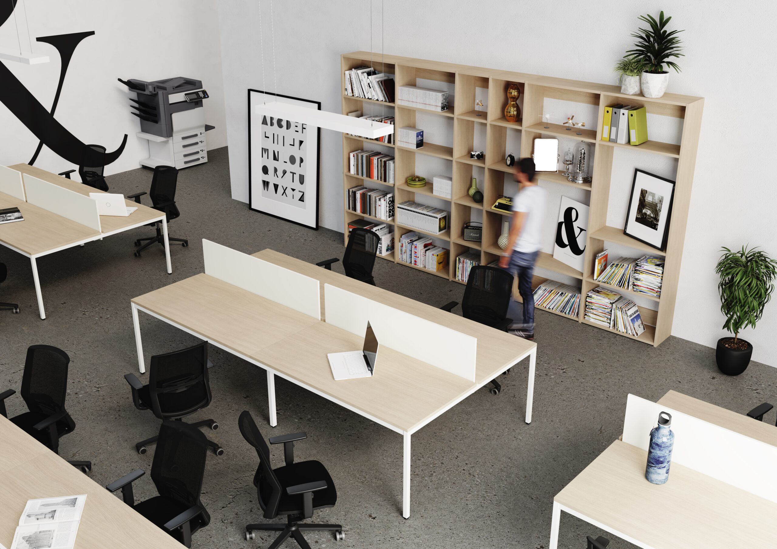 Oficina grande con un espacio de trabajo flexible en el que se utilizan mesas separadas por pantallas