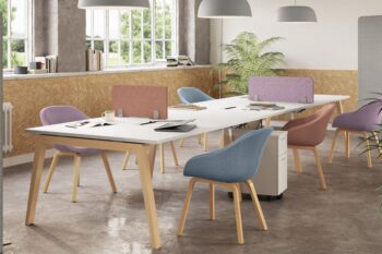 Oficina en un espacio pequeño aprovechando una mesa de colectividades para crear varios puestos de trabajo