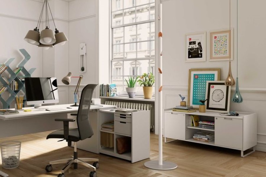 Oficina en un espacio pequeño amueblada y decorada de forma minimalista