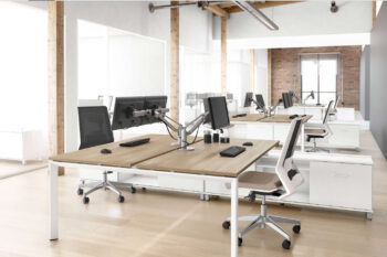Oficina con múltiples puestos de trabajo dentro de un espacio de trabajo flexible 