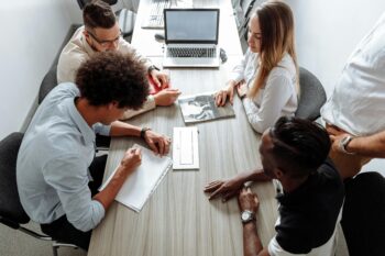 Sala de reuniones de una oficina en un espacio pequeño, amueblada de forma práctica para acomodar a los trabajadores