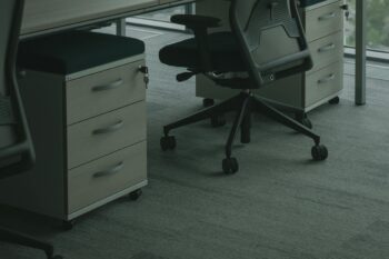 Silla de oficina giratoria con ruedas que a simple vista están en buen estado