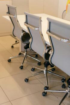 Sillas de oficina en una sala de reuniones con ruedas funcionales

