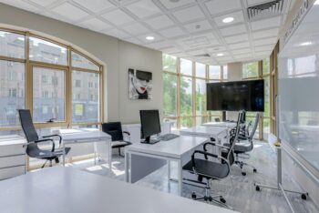 Sala multifuncional en una oficina minimalista donde se aprecian solamente los objetos estrictamente necesarios 