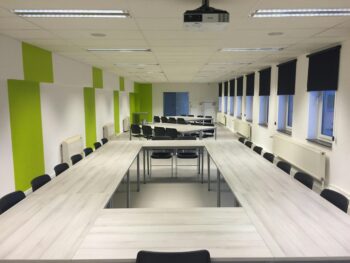 Sala de reuniones amueblada con mesas modulares para aprovechar mejor el espacio
