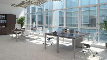 Mesas de oficina con el tablero efecto madera y estructura blanca