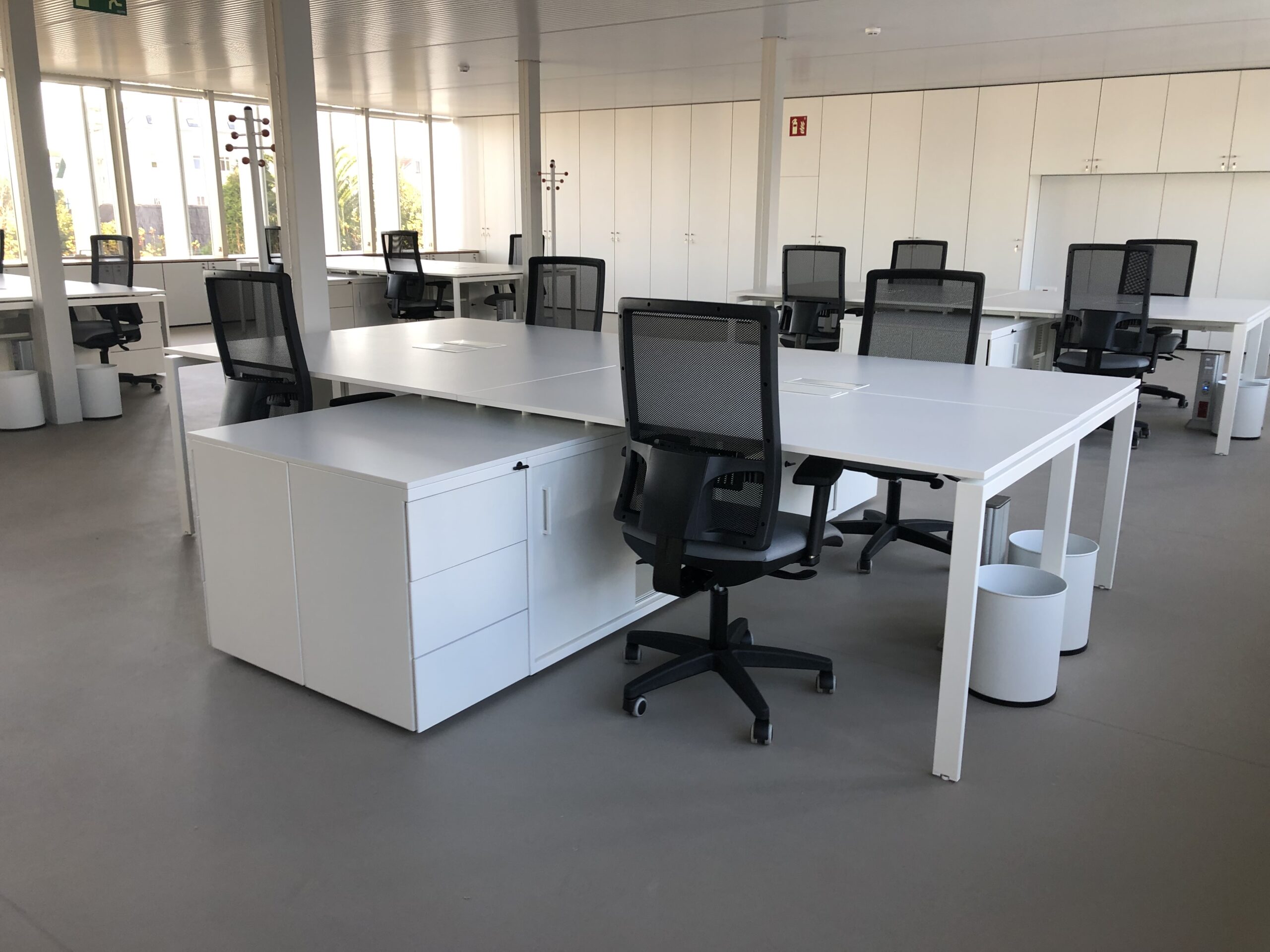 Mesas de oficina con tablero y estructura de color blanco