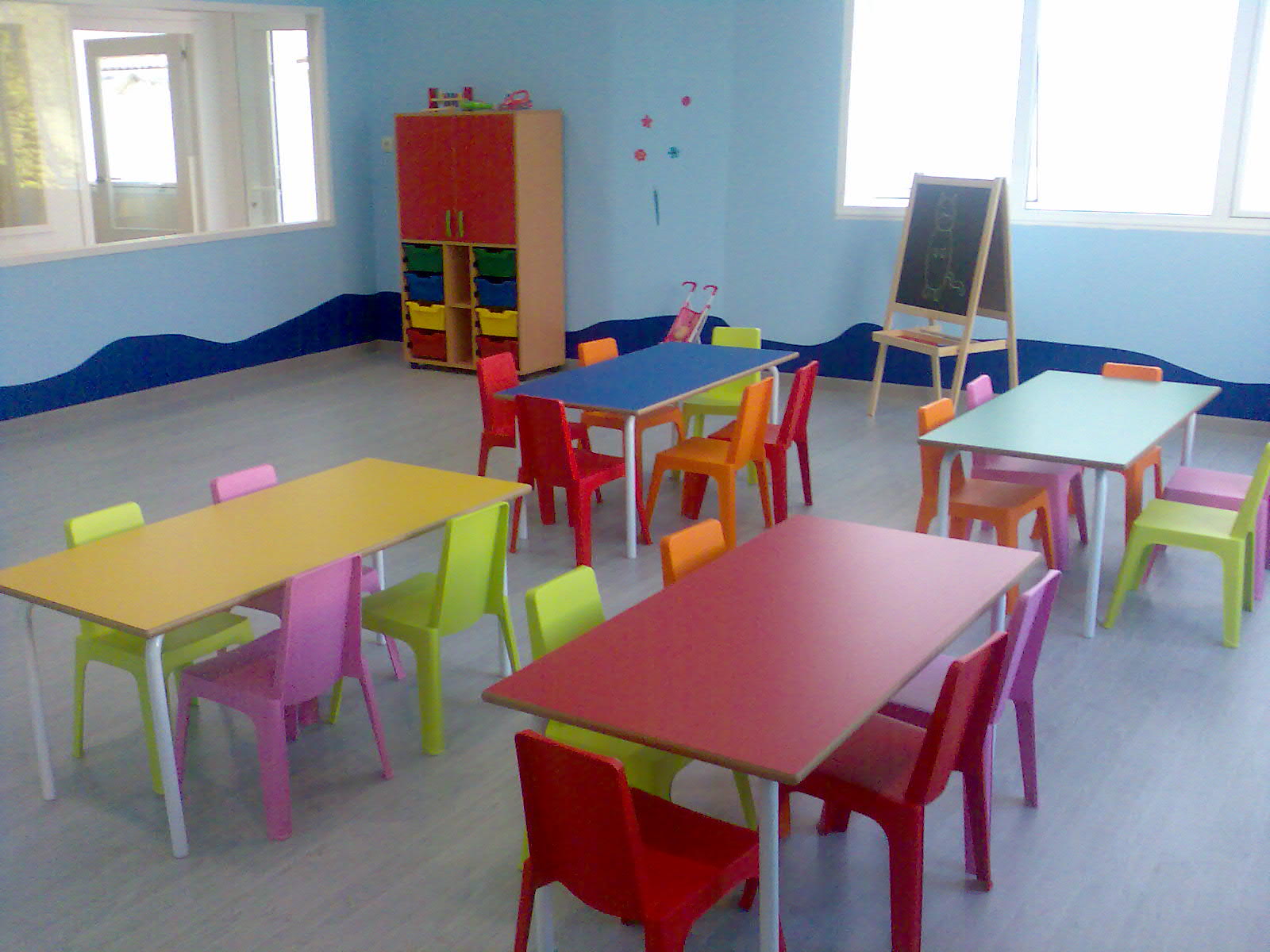 Mobiliario escolar en un aula de infantil que combina un diseño alegre con la ergonomía