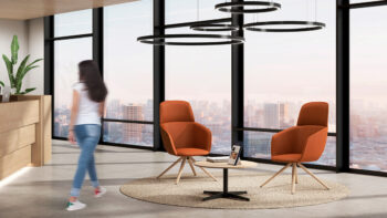 Sala de espera con butacas de oficina de color naranja