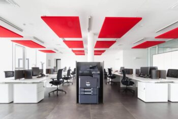 Oficina con paneles acústicos de color rojo, una tonalidad con efectos estimulantes
