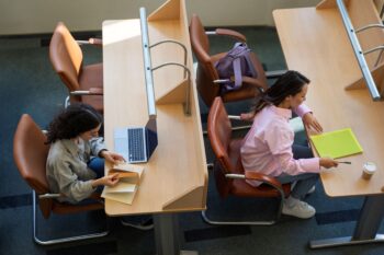 Desde el mobiliario adecuado hasta la organización de los libros y apuntes, la ergonomía es esencial para el estudio